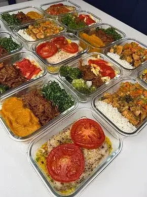 Marmitas listas en la mesa